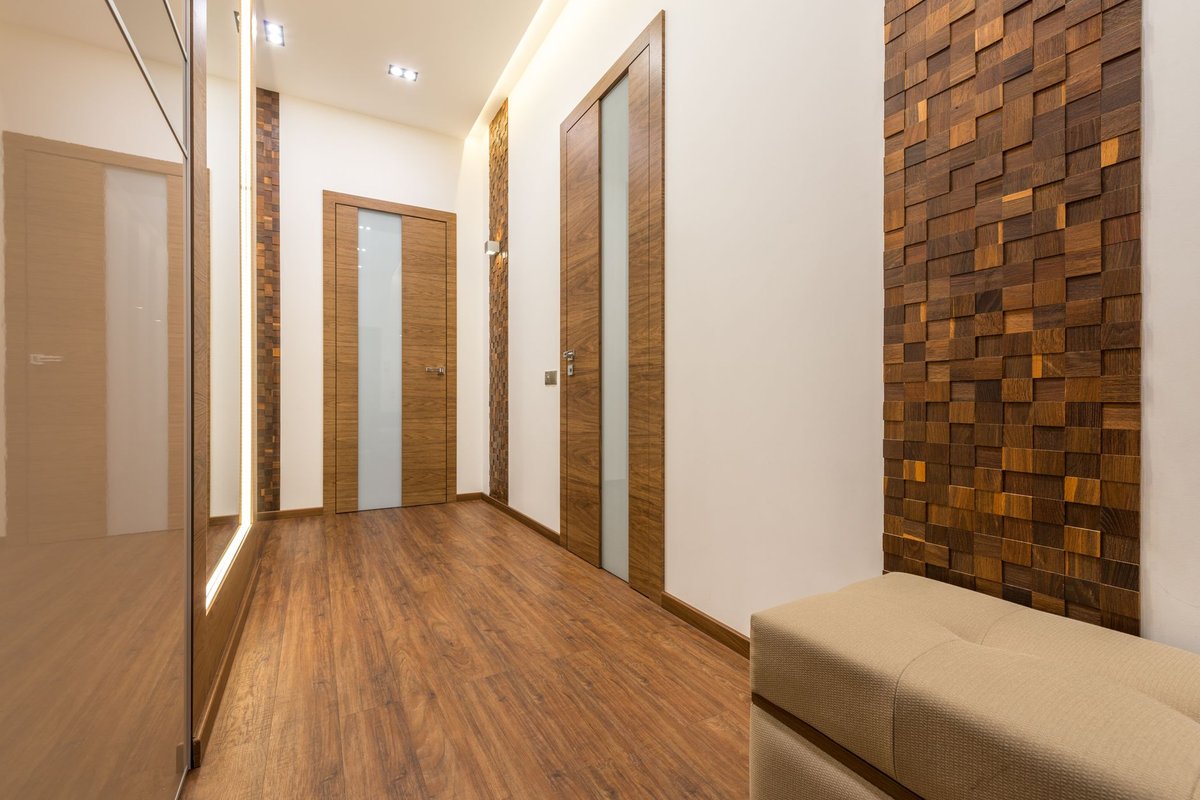 coller du parquet au mur